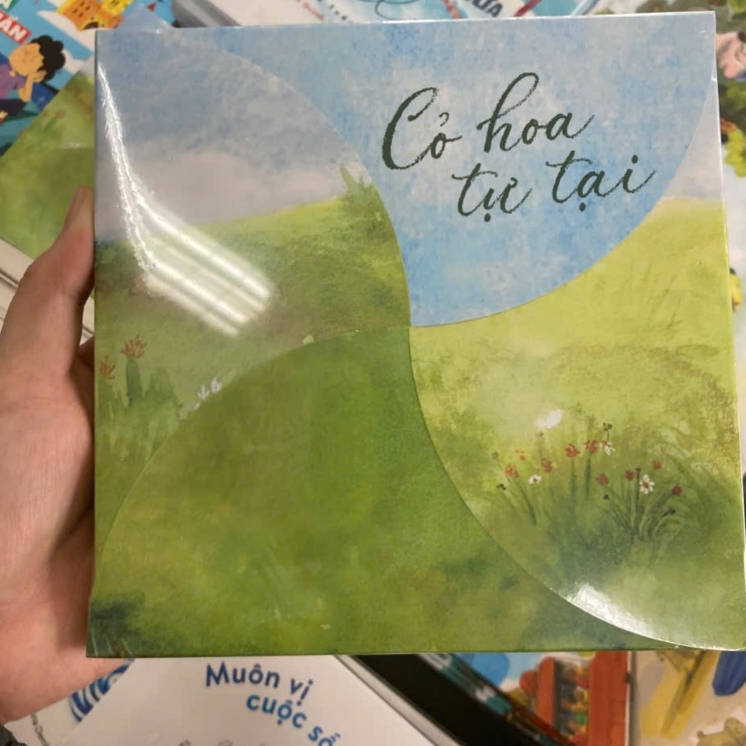 Sách - Cỏ hoa tự tại - Bìa cứng, tặng kèm 2 postcard + 2 bookmark + 1 hộp gập hình cánh hoa 2 Sách - Cỏ hoa tự tại - Bìa cứng, tặng kèm 2 postcard + 2 bookmark + 1 hộp gập hình cánh hoa - Ảnh 2