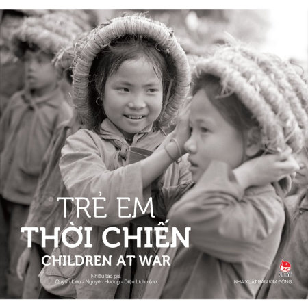 Sách - Trẻ em thời chiến - Children at War (Song ngữ Việt - Anh)