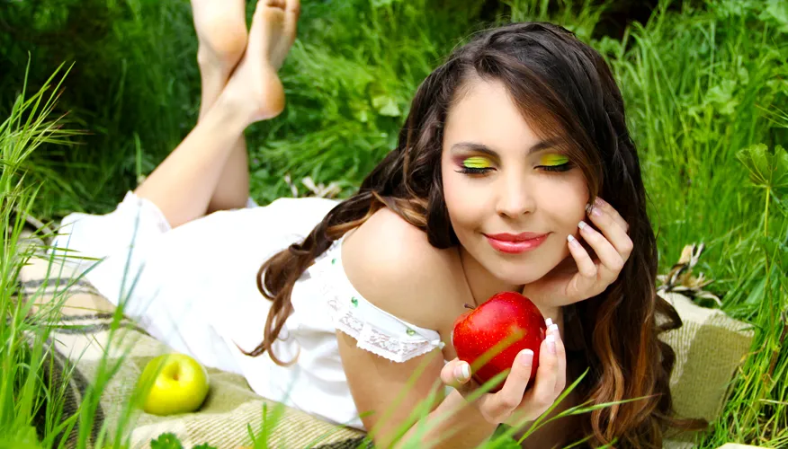 Which healthy habits can slow down the aging process