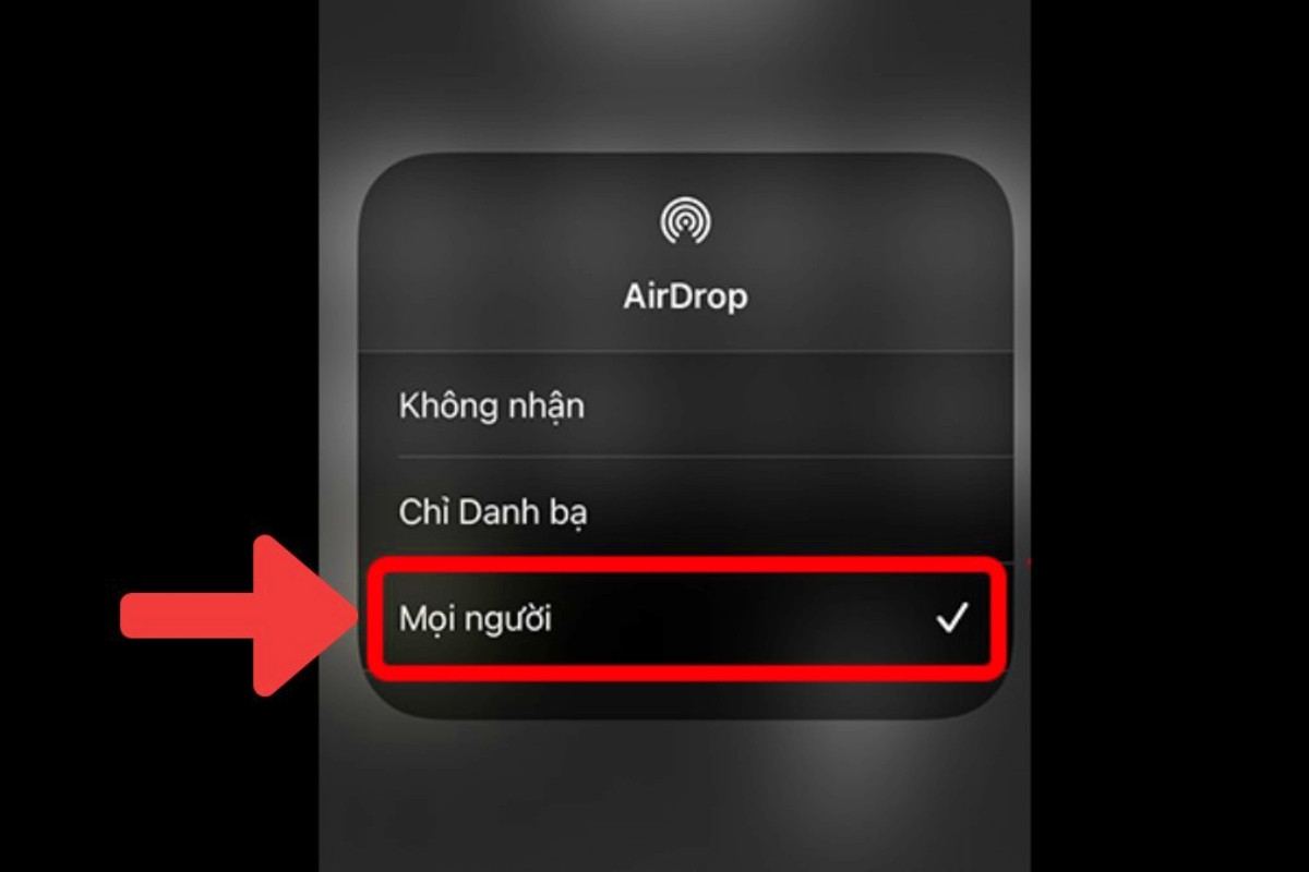 Chọn Mọi người để cho phép mọi thiết bị trong phạm vi kết nối với iPhone của bạn thông qua AirDrop