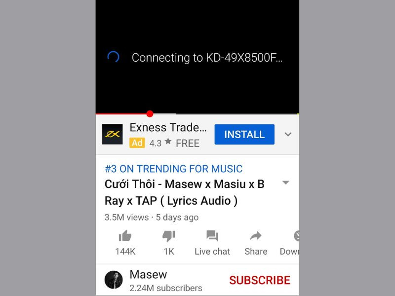 Màn hình YouTube trên điện thoại sẽ hiển thị "Connecting..." khi hai thiết bị đang kết nối