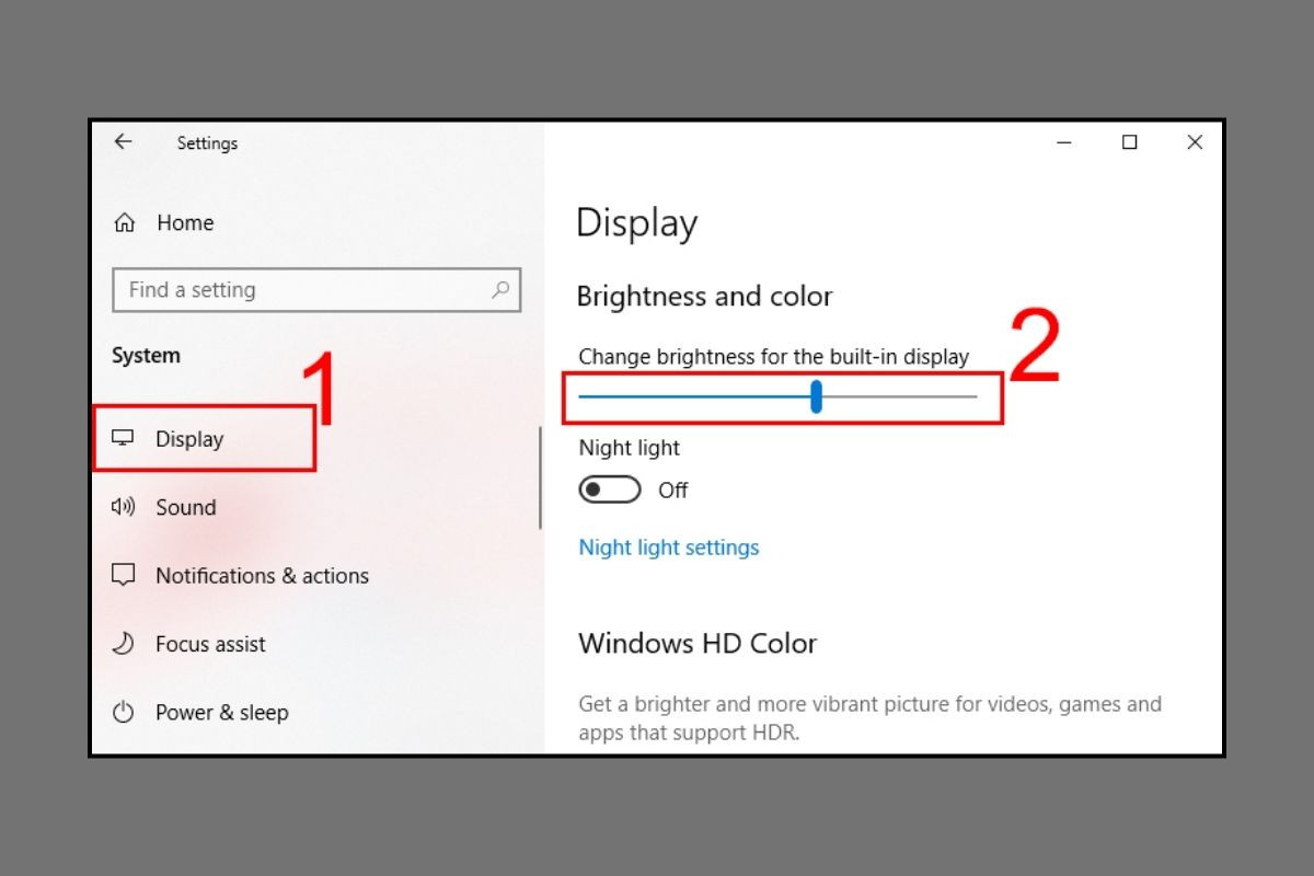 Kéo thanh trượt trong mục Display để điều chỉnh độ sáng