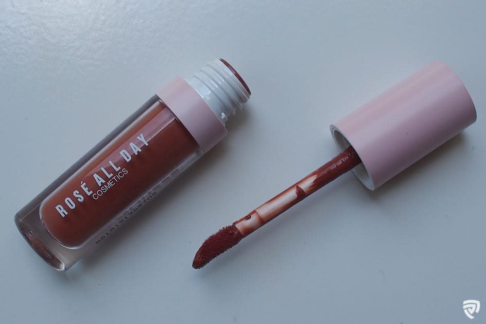 Kemasan kecil, simple, eye catching, dan aplikator yang nyaman