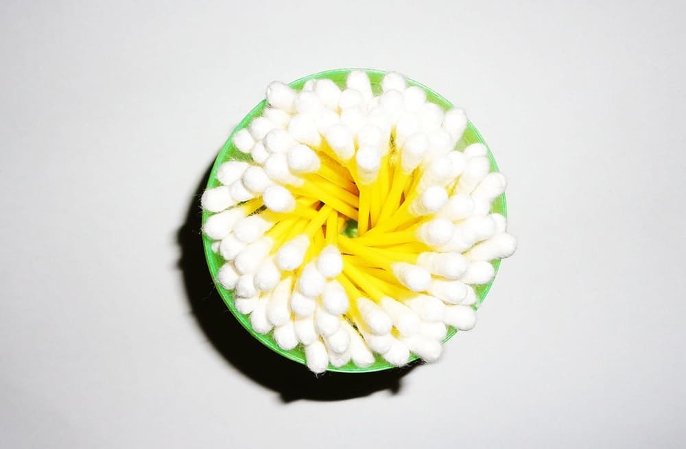 Persiapkan kapas, cotton bud, dan cairan khusus