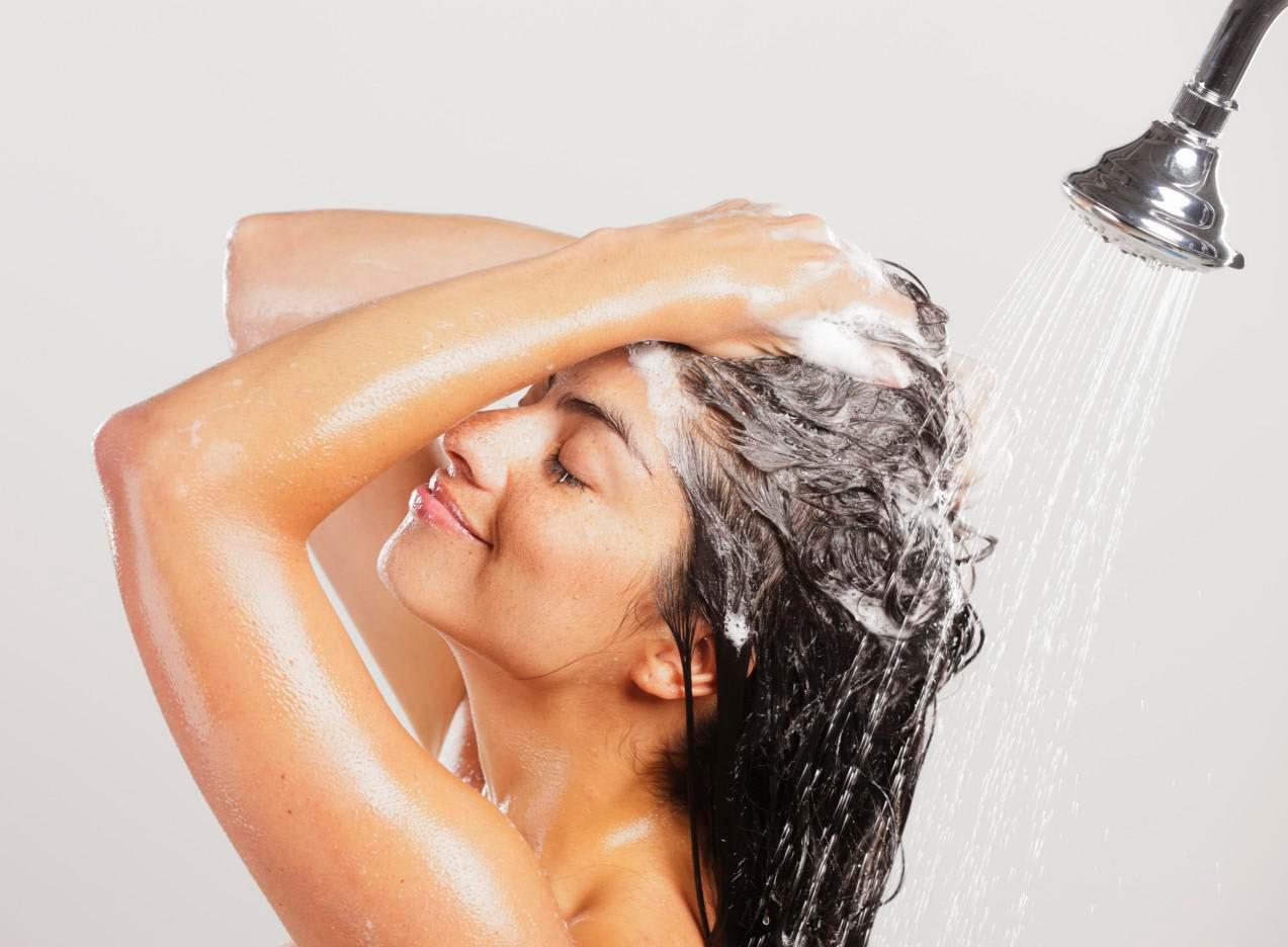 Memilih shampoo yang memiliki kandungan melembapkan rambut.jpg