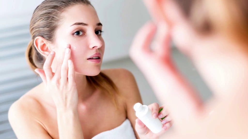 Aplikasikan primer wajah atau face mist.jpg