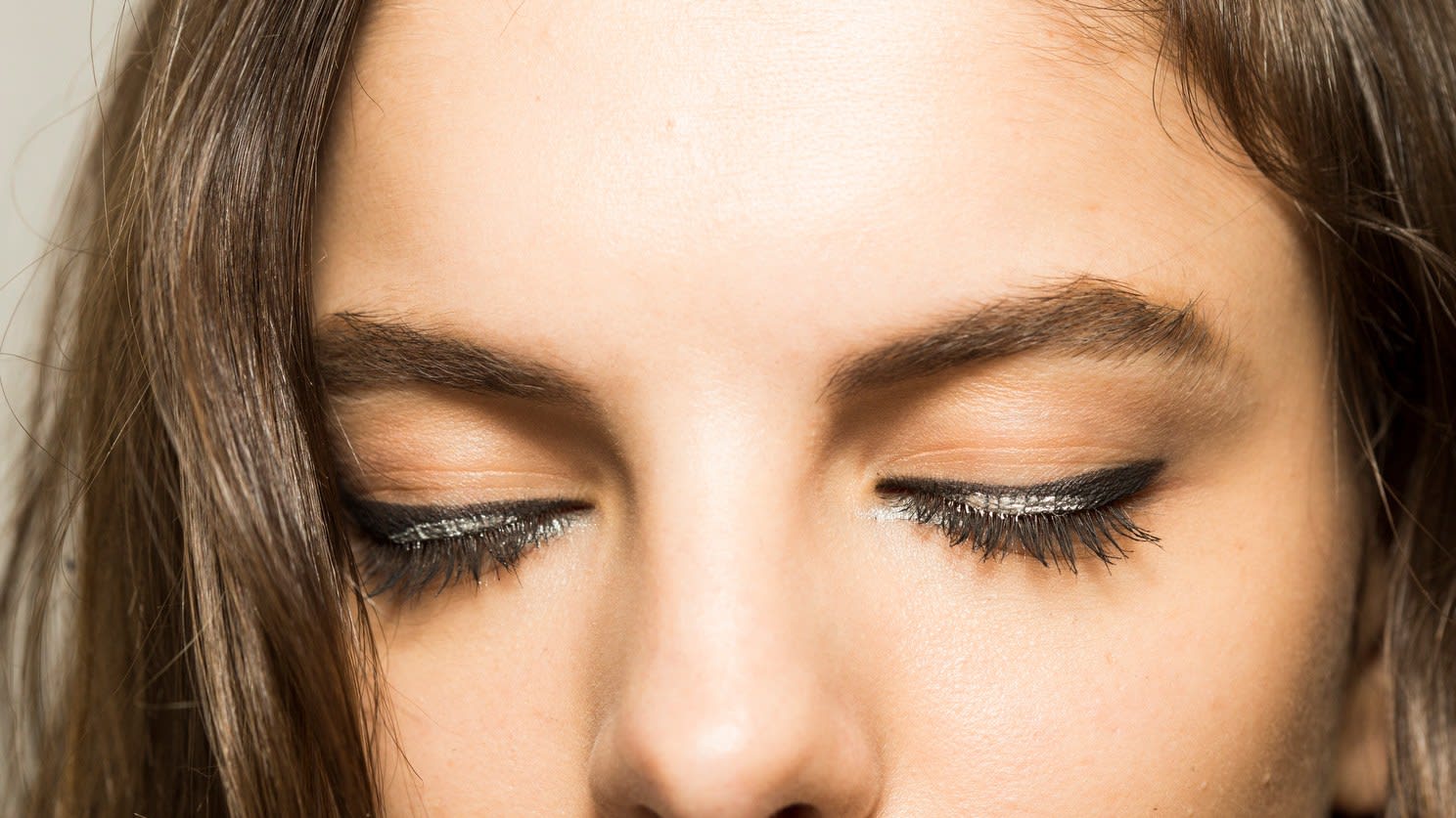 Pilih jenis eyeliner pensil yang sesuai.jfif