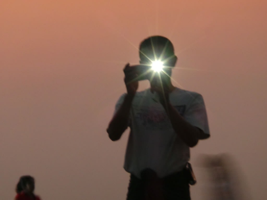 Pilih smartphone dengan fitur LED flash yang bagus.jpg