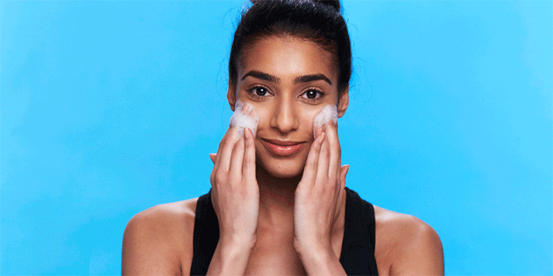 Hilangkan bruntusan dengan penggunaan skincare yang tepat.gif