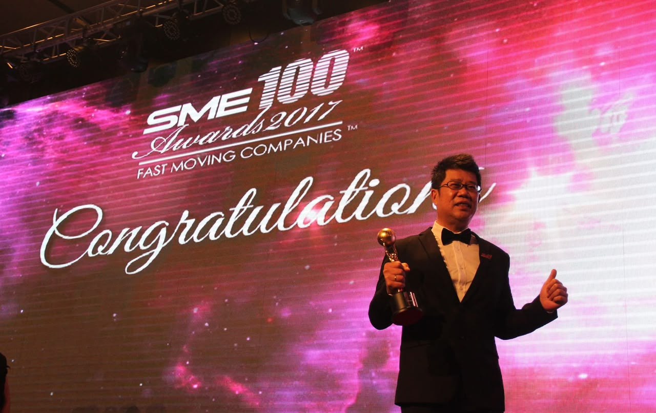 InverPower collecting the SME100 Award for Fast Moving Companies, 2017
