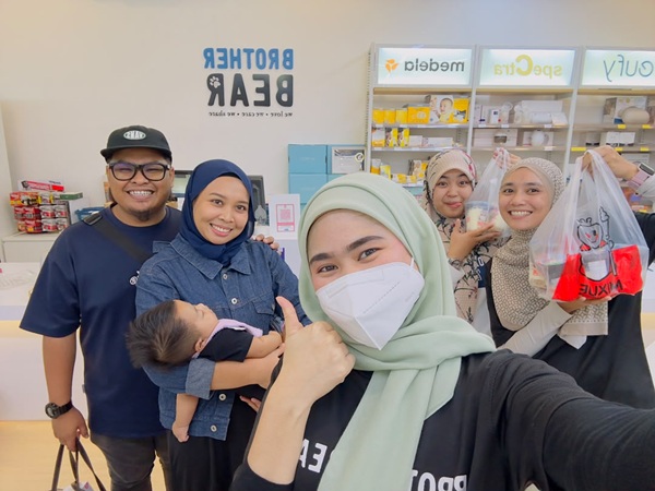 Dee with Lisa Capan (@annurlisaadila), who travelled from Klang to visit Brother Bear Baby Kulim.