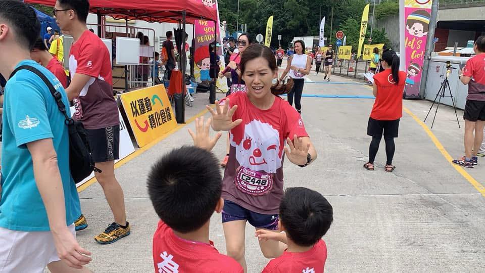 討厭做運動的KiKi為兩子挑戰5k，衝線時仔仔表示支持