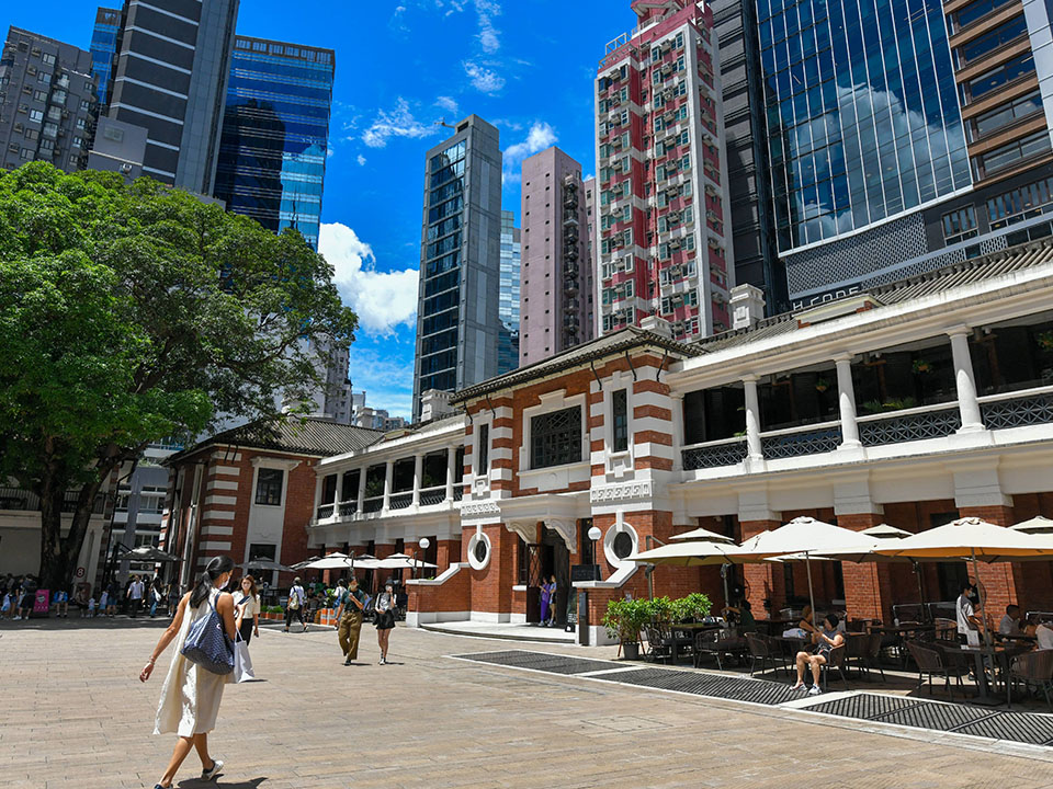 位於中環的「大館」是由前中區警署等歷史建築群活化而成的文化藝術中心，設有展覽空間、餐廳和商店，適合喜愛歷史與藝術的媽媽。