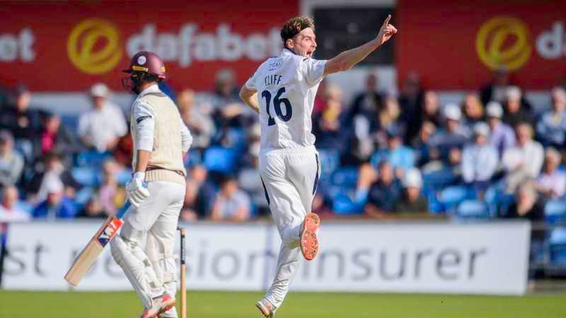 Craig Overton hits back amid Ben Cliff's eight-wicket haul