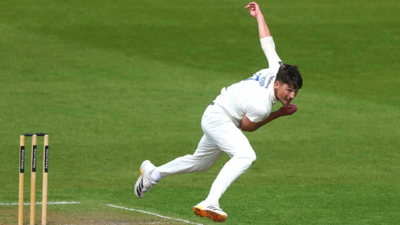 Henry Crocombe repeats trick as Essex tumble into trouble