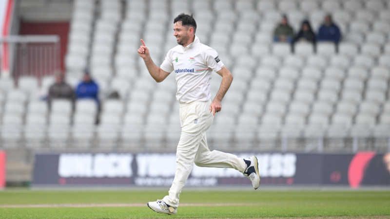 Brown stands tall for Hampshire as Holland six-for lifts Leicestershire
