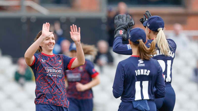 Kate Cross, Sophie Morris keep Lancashire title defence alive
