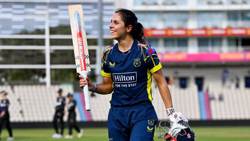 Bouchier ton, Wellington five-for seal final spot for Hampshire