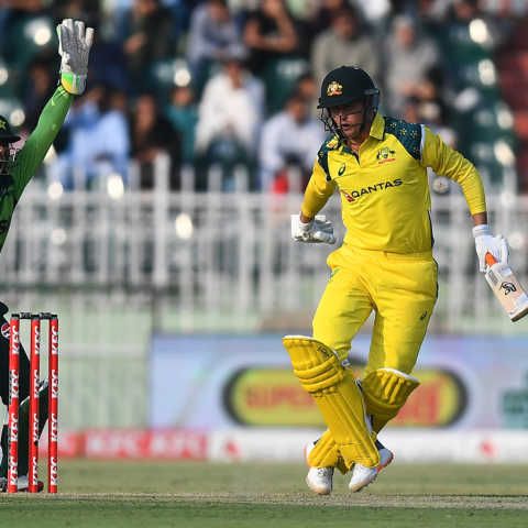 Pakistan bowl; Australia bring in Zampa for Stanlake