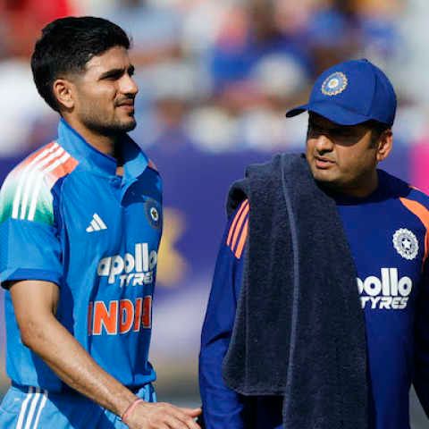 England bowl; Kishan in for unwell Rahul