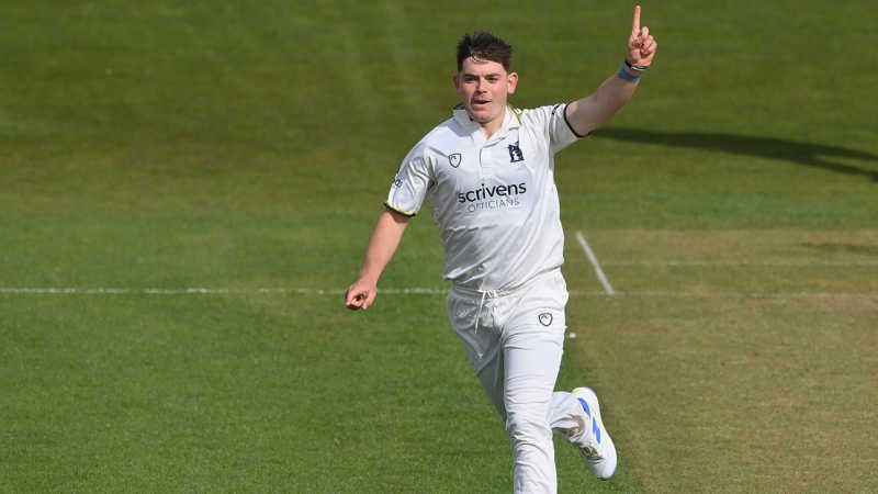 Bamber bulldozes Glamorgan to boost Warwickshire title hopes