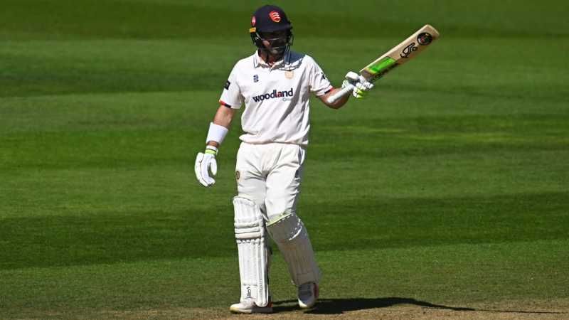 Dean Elgar signs off with one last ton as Essex battle in follow-on