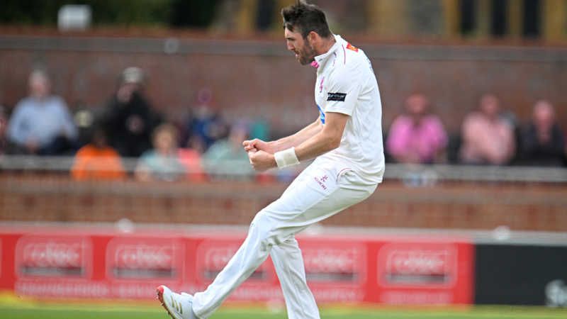 Somerset thrash Leicestershire in three days to stay top