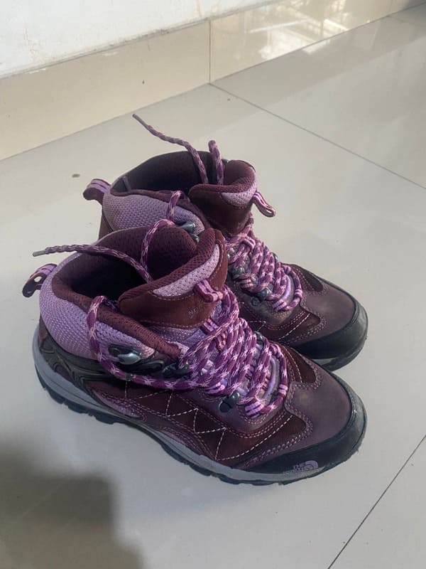 Sepatu UK 36 TNF