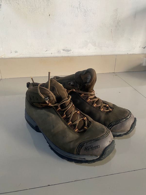 Sepatu UK 41 The Red face