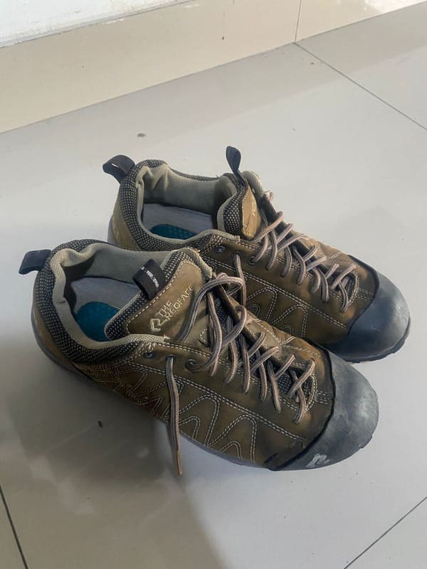 Sepatu UK 40 The Red Face