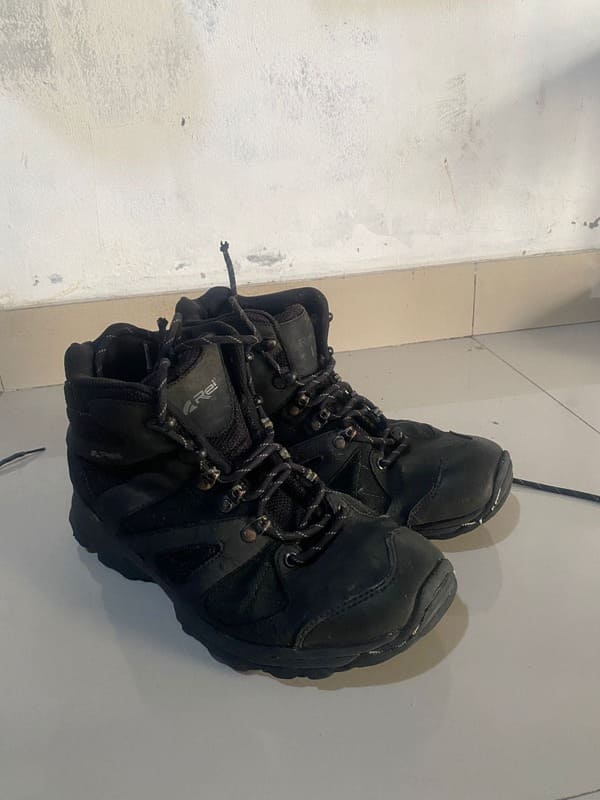 Sepatu UK 43 Arei