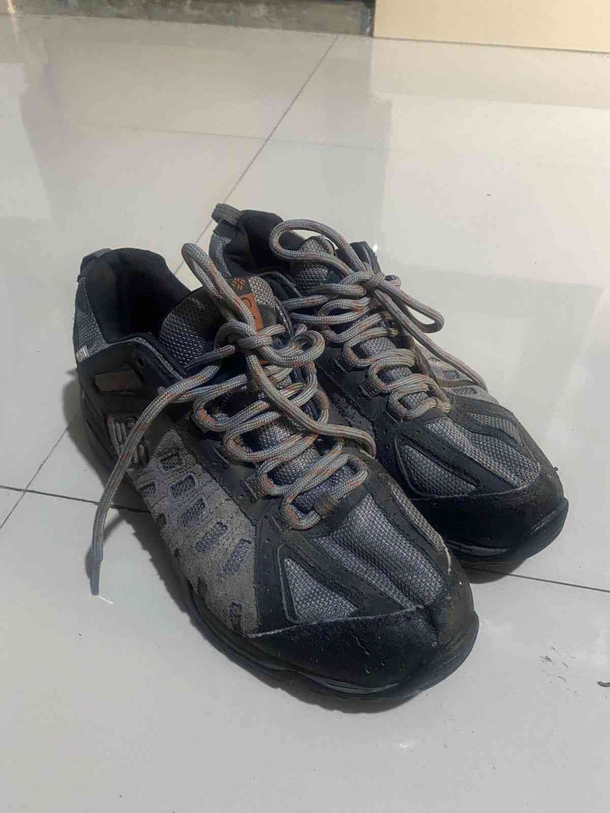 Sepatu UK 42 Columbia