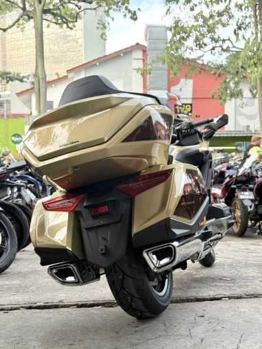 2025_honda_goldwing_gl1800_ann_5495168c_processed.jpg