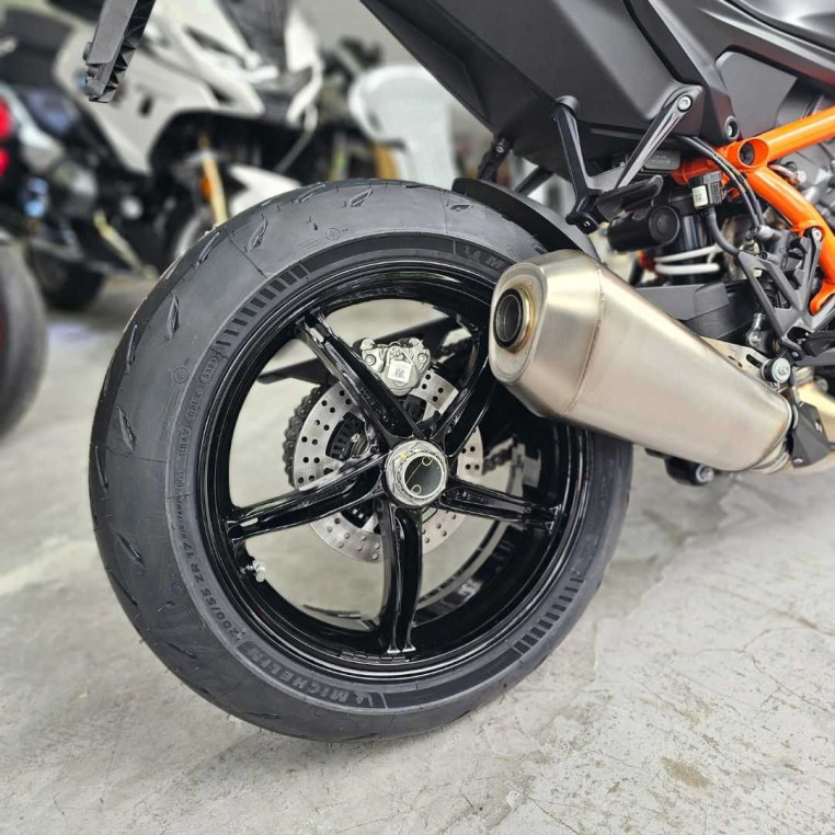 brand_new_ktm_1390_super_duke__72ed16d2_processed.jpg