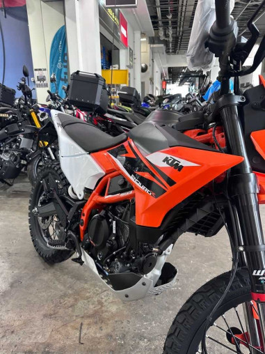 ktm_125_enduro_r_1757052934_c3_adc33c48_processed.jpg