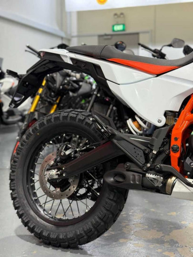 ktm_390_adventure_r__175518853_97d3b3c3_processed.jpg