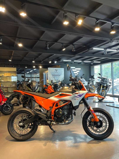 ktm_390_smc_r_1755169508_4cabf_1dbecec7_processed.jpg
