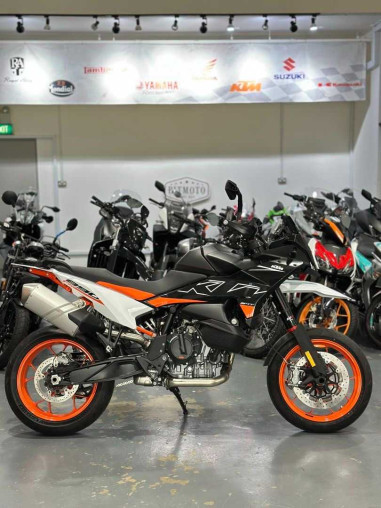 ktm_890_smt_1780817867_ca131d3_29496d8e_processed_converted.avif