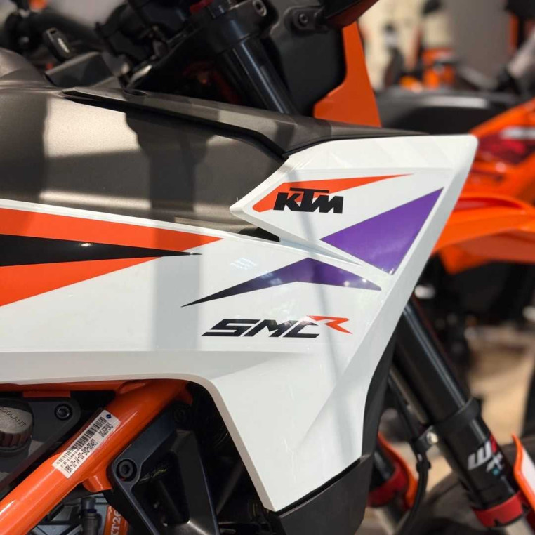 new_2025_ktm_390_smc_r__390_sm_c894316e_processed.jpg