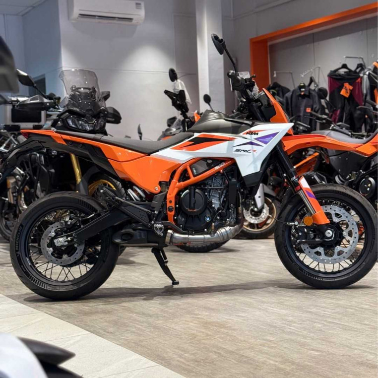 new_2025_ktm_390_smc_r__390_sm_e8bc7968_processed.jpg