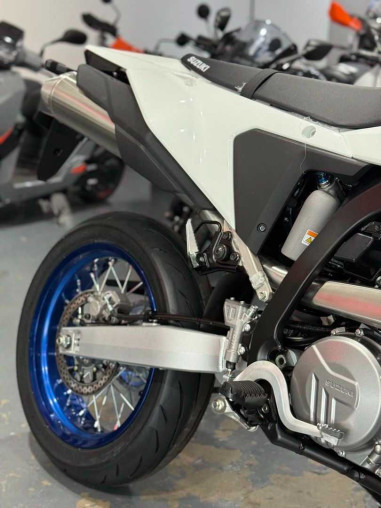 suzuki_drz4_sm_1773297949_18e1_698b43c6_processed.jpg
