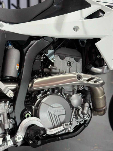 suzuki_drz4_sm_1773297949_5bb2_8bb7518f_processed.jpg