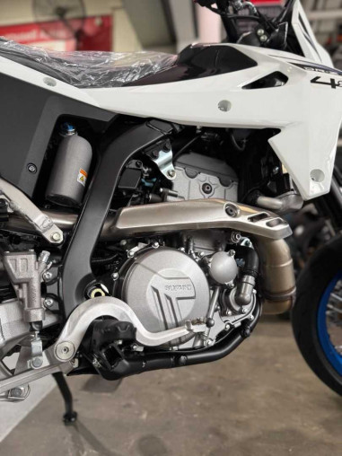 suzuki_drz4s_2026_1773132519_4_7bc24e59_processed.jpg