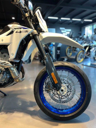 suzuki_drz_sm_1775706737_50f3d_b5c348c4_processed.jpg