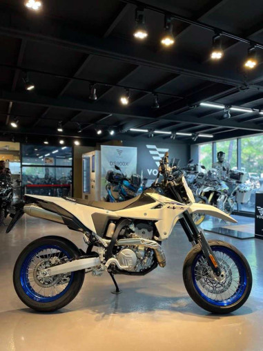 suzuki_drz_sm_1775706737_eb2f1_f2e4bbfb_processed_converted.avif