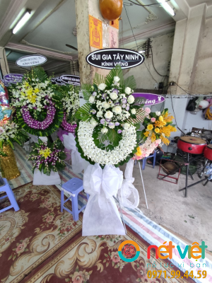 Vòng lan trắng điểm hoa cát tường tím