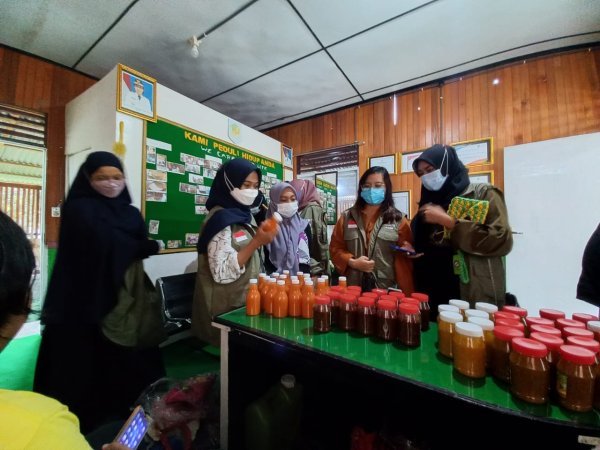 mahasiswa belanja.jpg