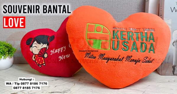 Jual Souvenir Bantal Love - Bantal Hati Promosi.jpg