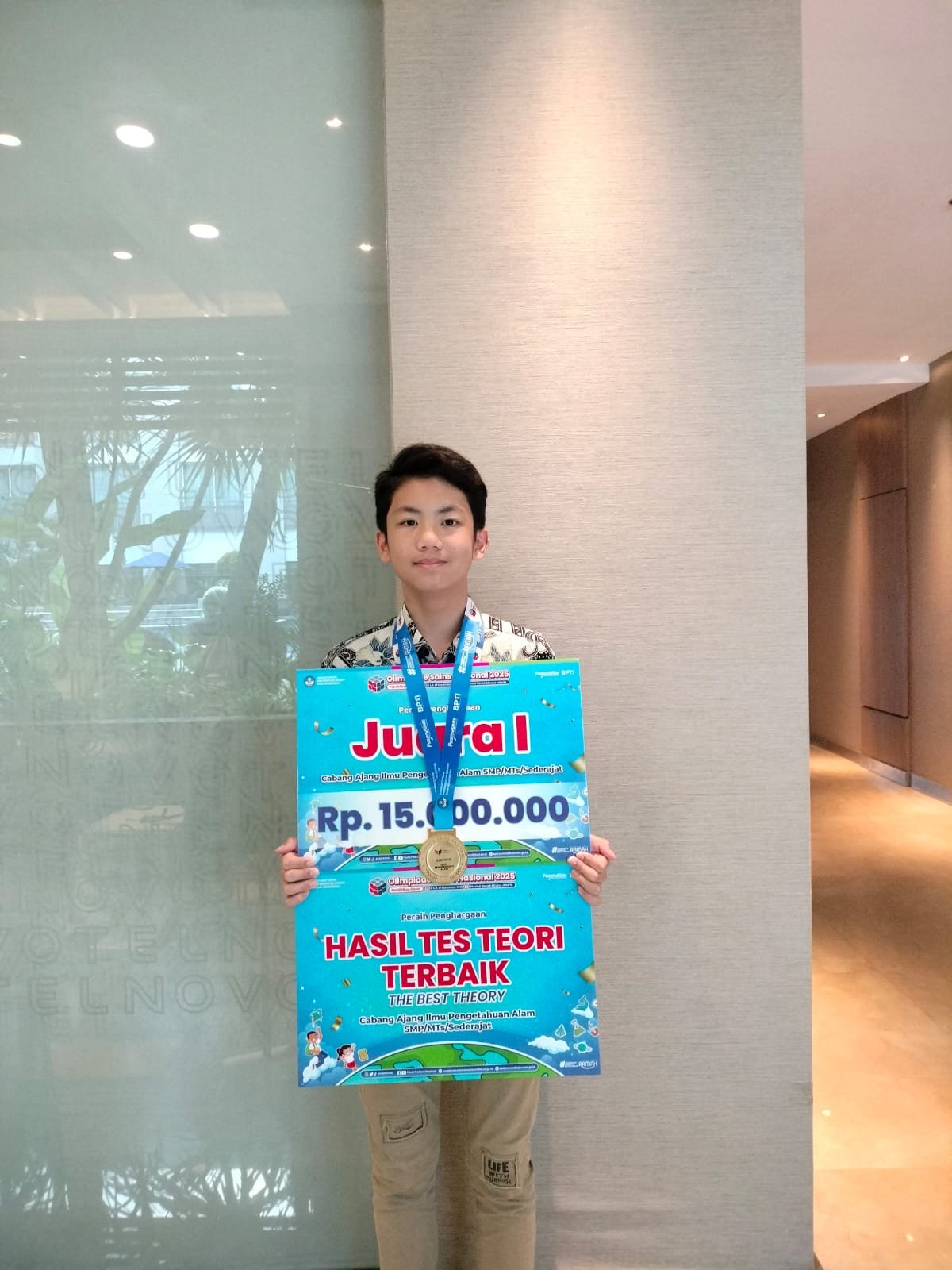 SEORANG PELAJAR SMPK FRATER MAUMERE MENDAPAT MEDALI EMAS OSN IPA SMP 2025