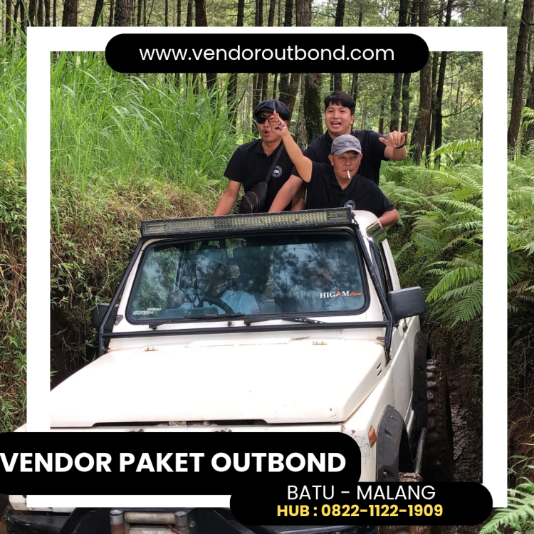 Pegawai PLN mengikuti kegiatan fun offroad menggunakan jeep di jalur pegunungan